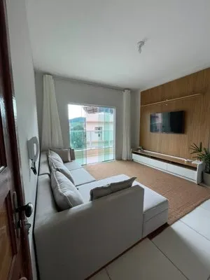 sofa cinza em uma sala de estar confortável