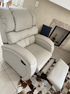 poltrona branca inclinável em um quarto confortável